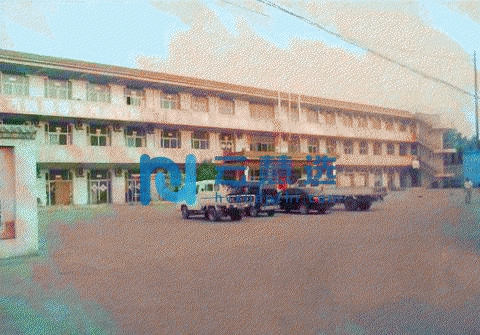 出租三层楼房带4000平场地，硬化地面