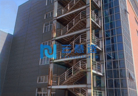 上海申港路 厂房层高13.5米 有货梯 办公楼内外都有楼梯